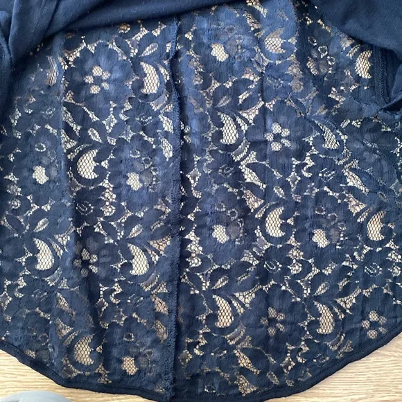 Apt 9 LONG SLEEVE TIGHT FITTED LACE V NECK SHIRT - Picture 5 of 8